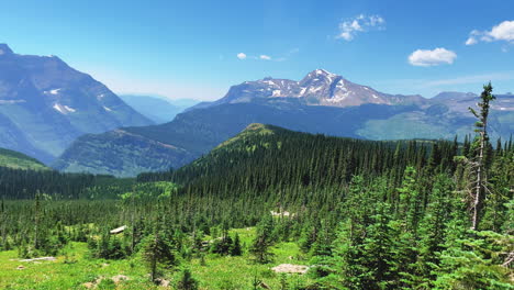 Die-Kamera-Nimmt-Eine-360-Grad-Ansicht-Des-Highline-Trail-Logan-Pass-Auf-Und-Hebt-Seine-Wunderschönen-Berge-Und-Täler-Hervor