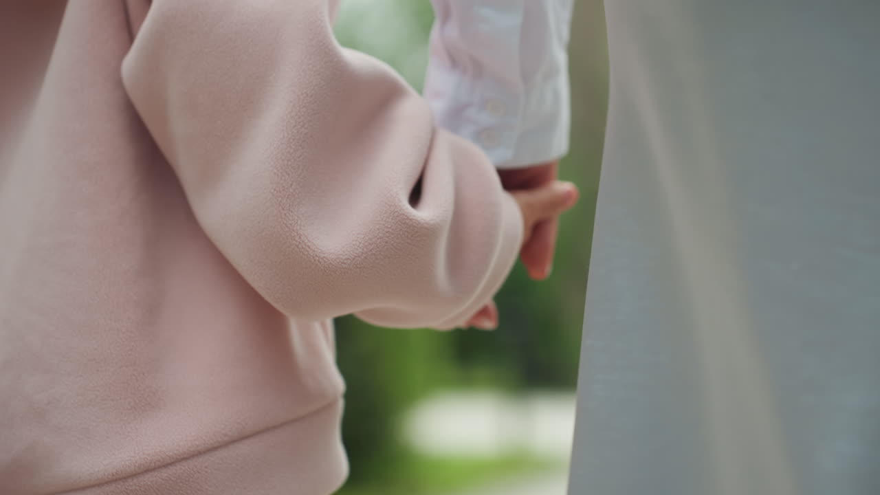 Mutter hilft Tochter beim friedlichen Spaziergang. Sanfte Begleiterin führt junges Mädchen auf einem ruhigen Spaziergang am Tag. Eine unterstützende Mutter führt ihre Tochter behutsam durch einen stillen und entspannten Spaziergang bei Tageslicht.