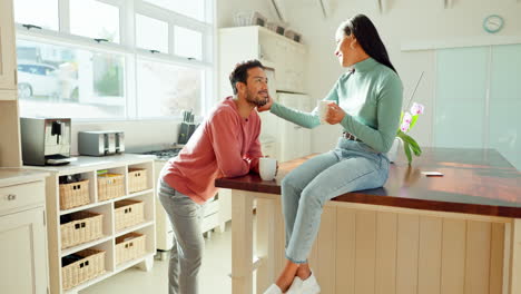 amor, café y relajarse con la pareja en la cocina