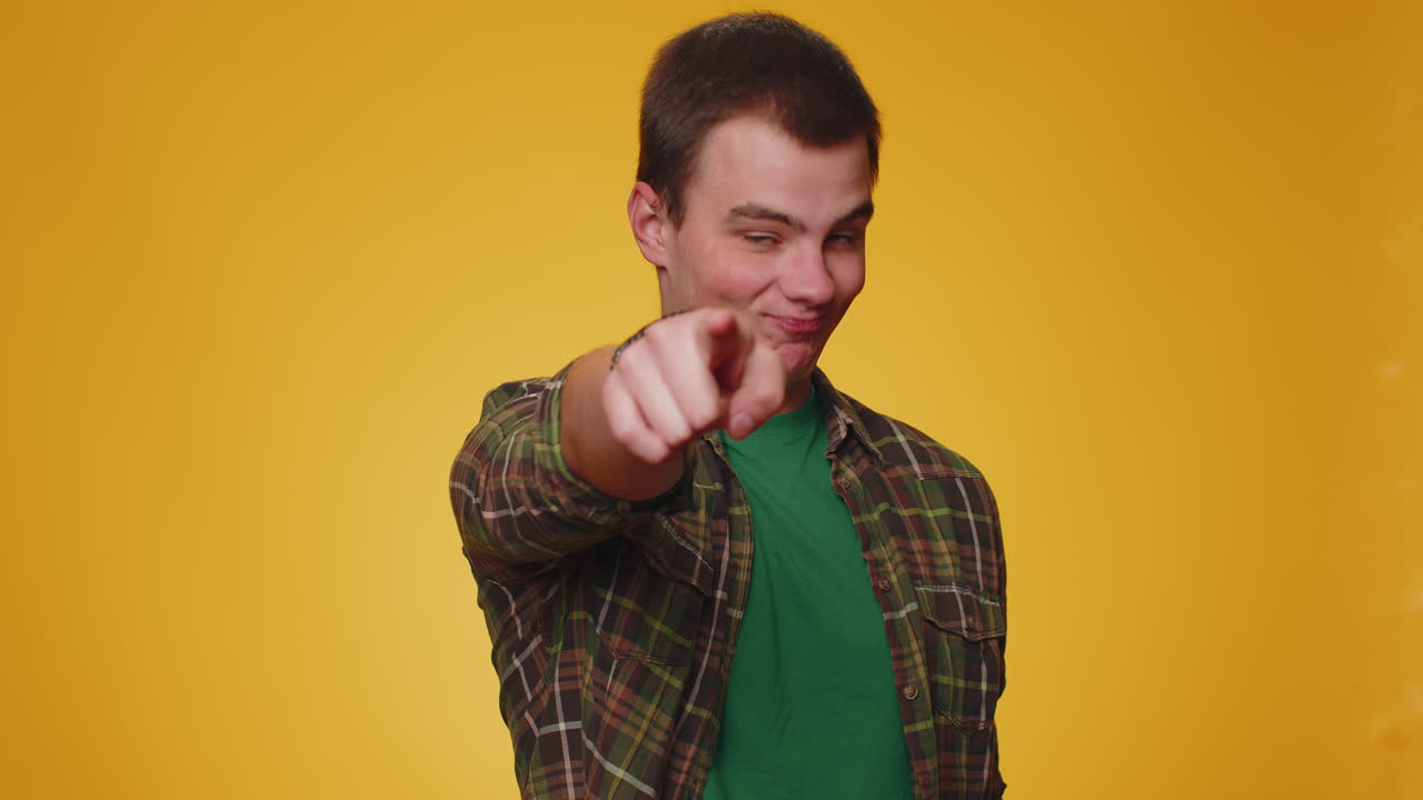 카메라를 가리키고 놀이하는 행복한 표정으로 바라보는 사람, 선택을 하고 방향을 보여주는 사람