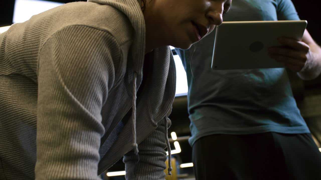 mujer trabajadora haciendo ejercicio con pesas