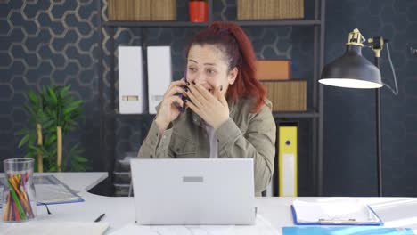 Mujer-De-Negocios-Recibiendo-Buenas-Noticias-Por-Teléfono.