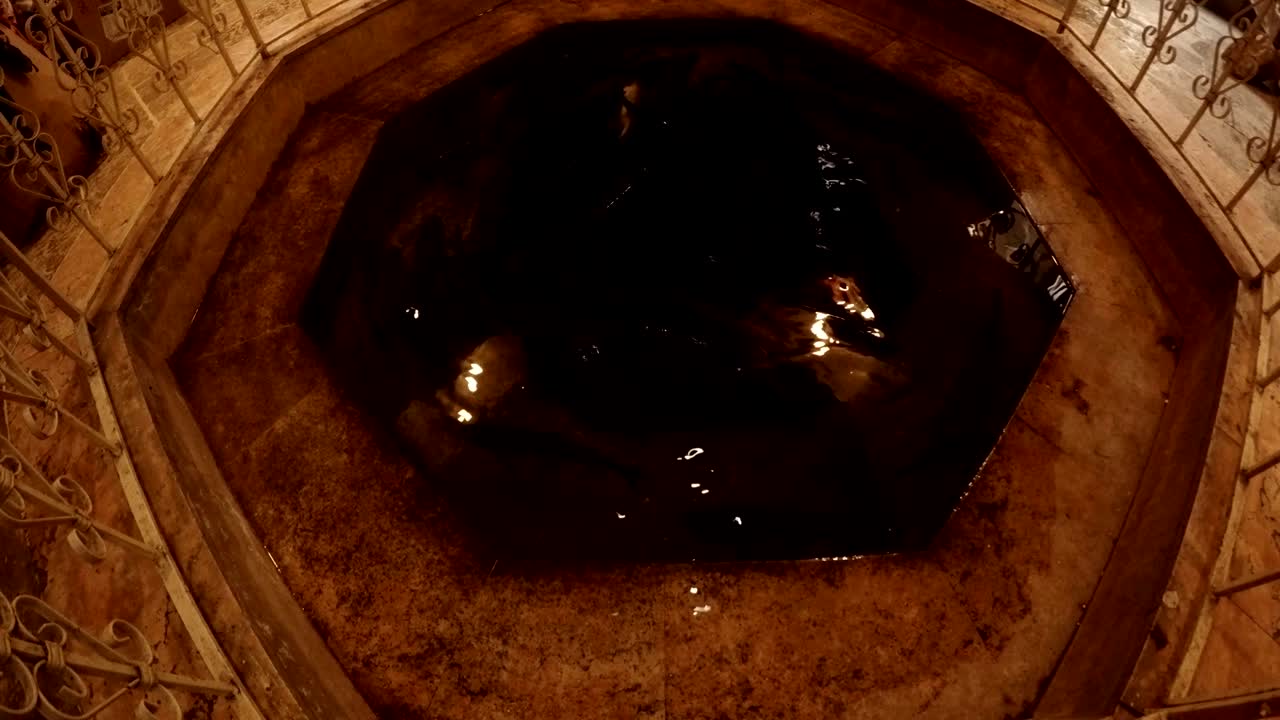 pequeña piscina con carpas en el patio de la tienda étnica de balikligol