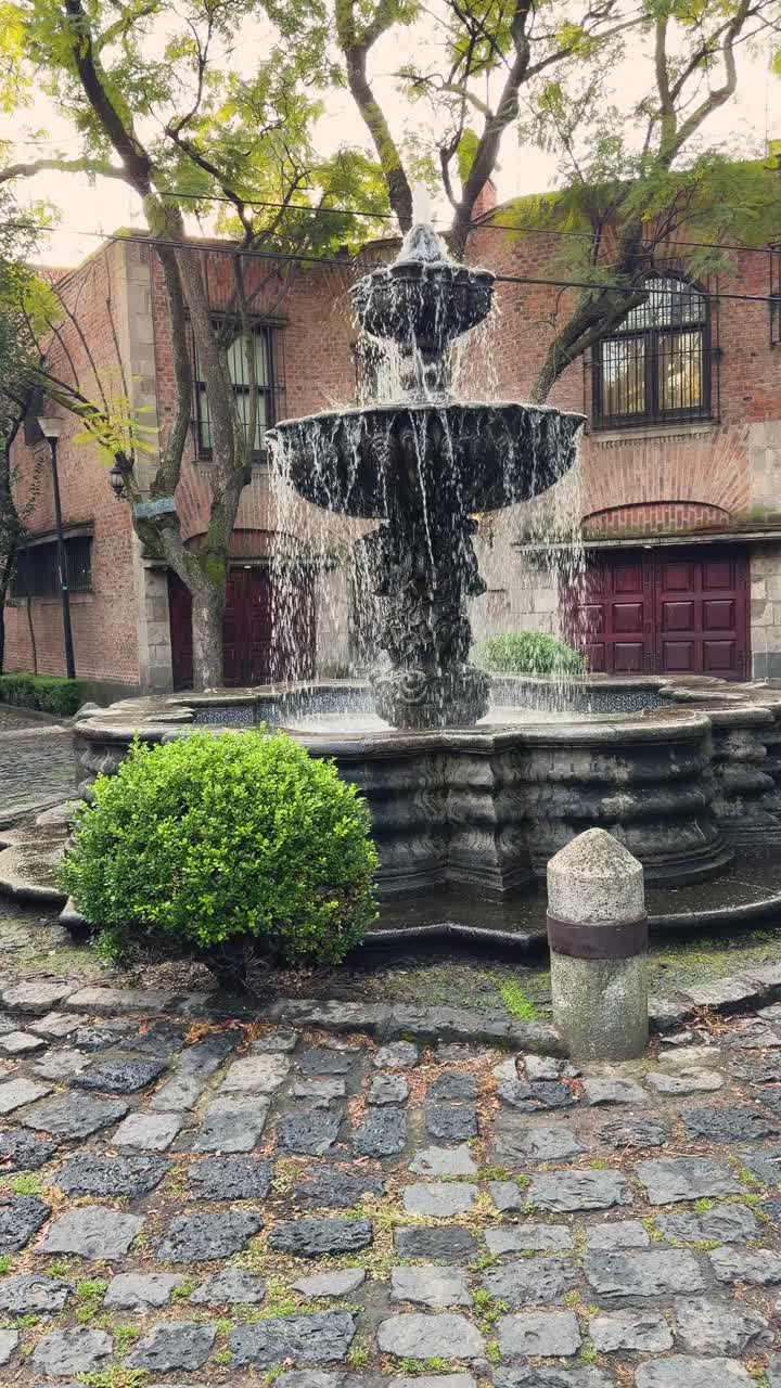 Fuente situada en un barrio colonial histórico de Ciudad de México