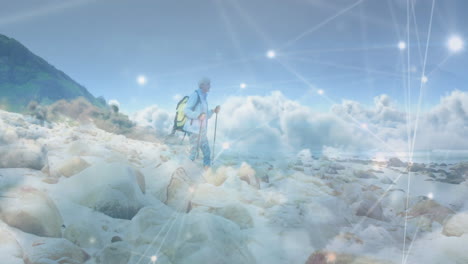 hombre caucásico de edad avanzada caminando por el campo, sobre nubes de rápido movimiento y red de conexiones