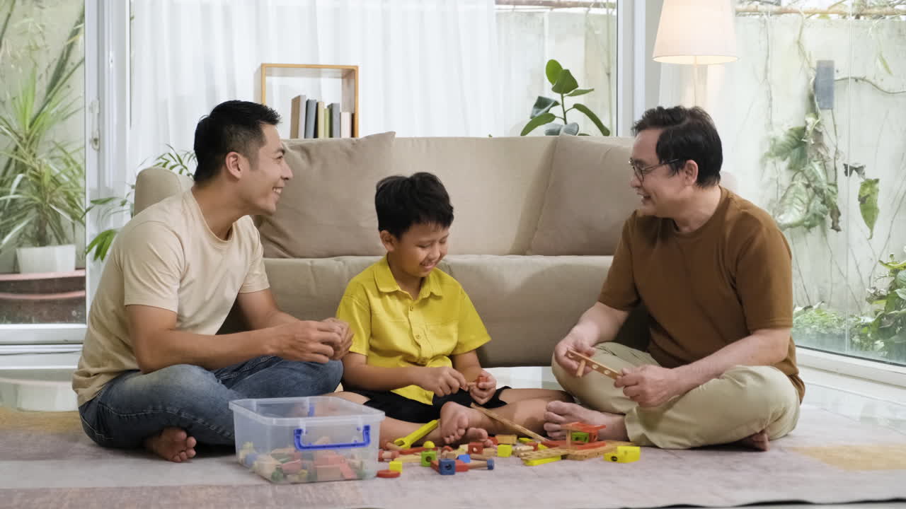 아시아 남자 와 소년 이 즐거움을 나누고 있다