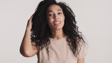 una mujer de inspiración afroamericana sobre un fondo blanco.