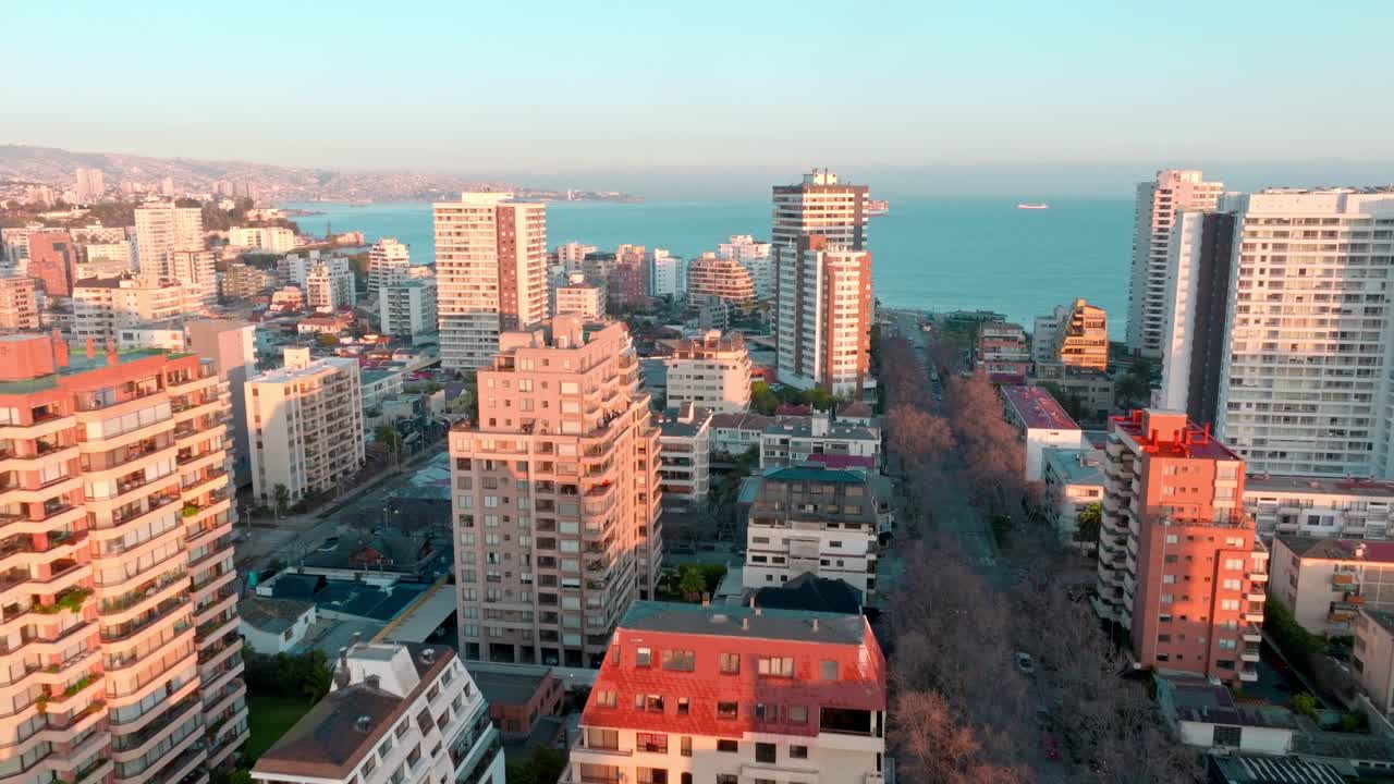 dolly en vista aérea de edificios residenciales con vista al mar en viña del mar, la ciudad jardín, chile