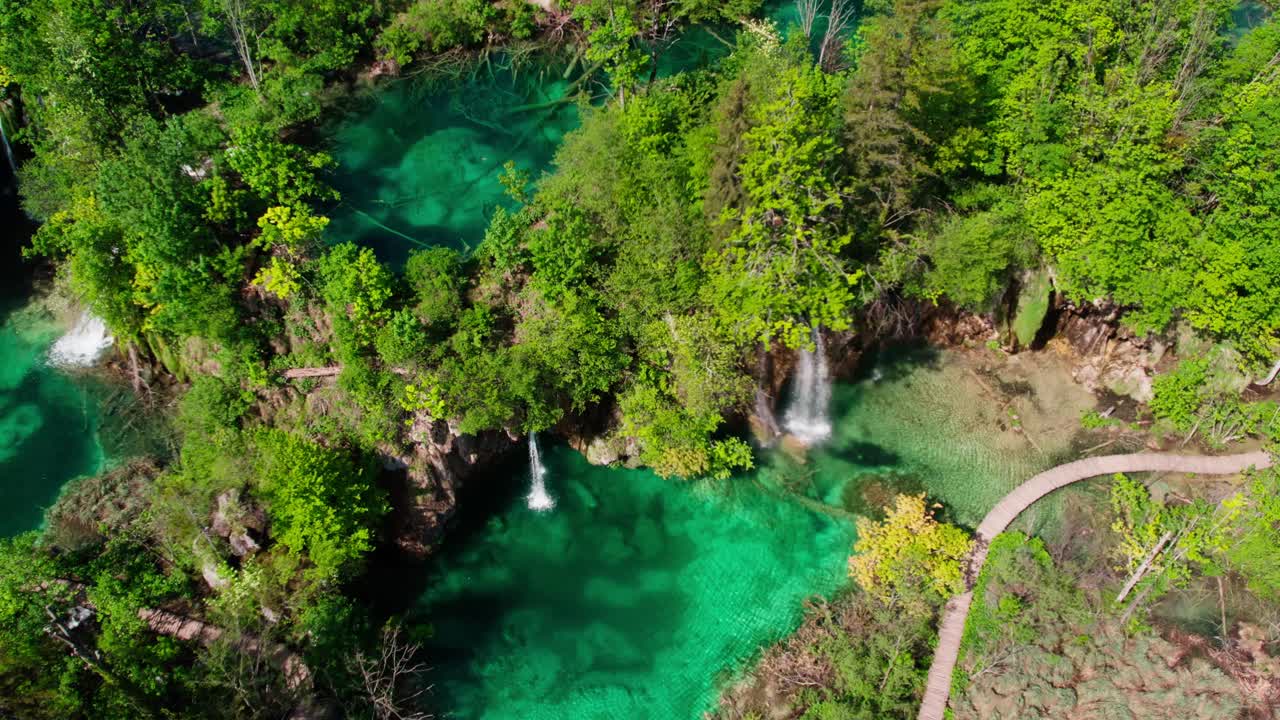 vista aérea del parque nacional de los lagos de plitvice, hito natural de croacia