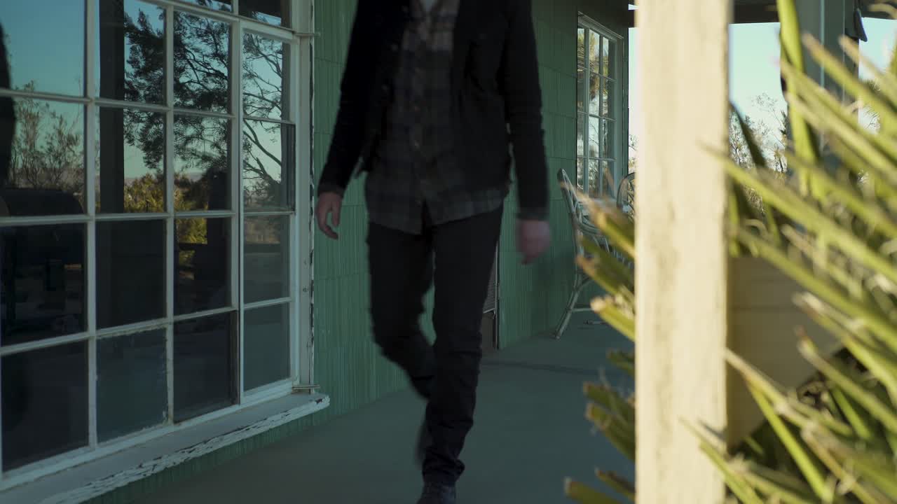 남자가 집을 잠그고 사막에서 집을 떠난다, 영화적 설립