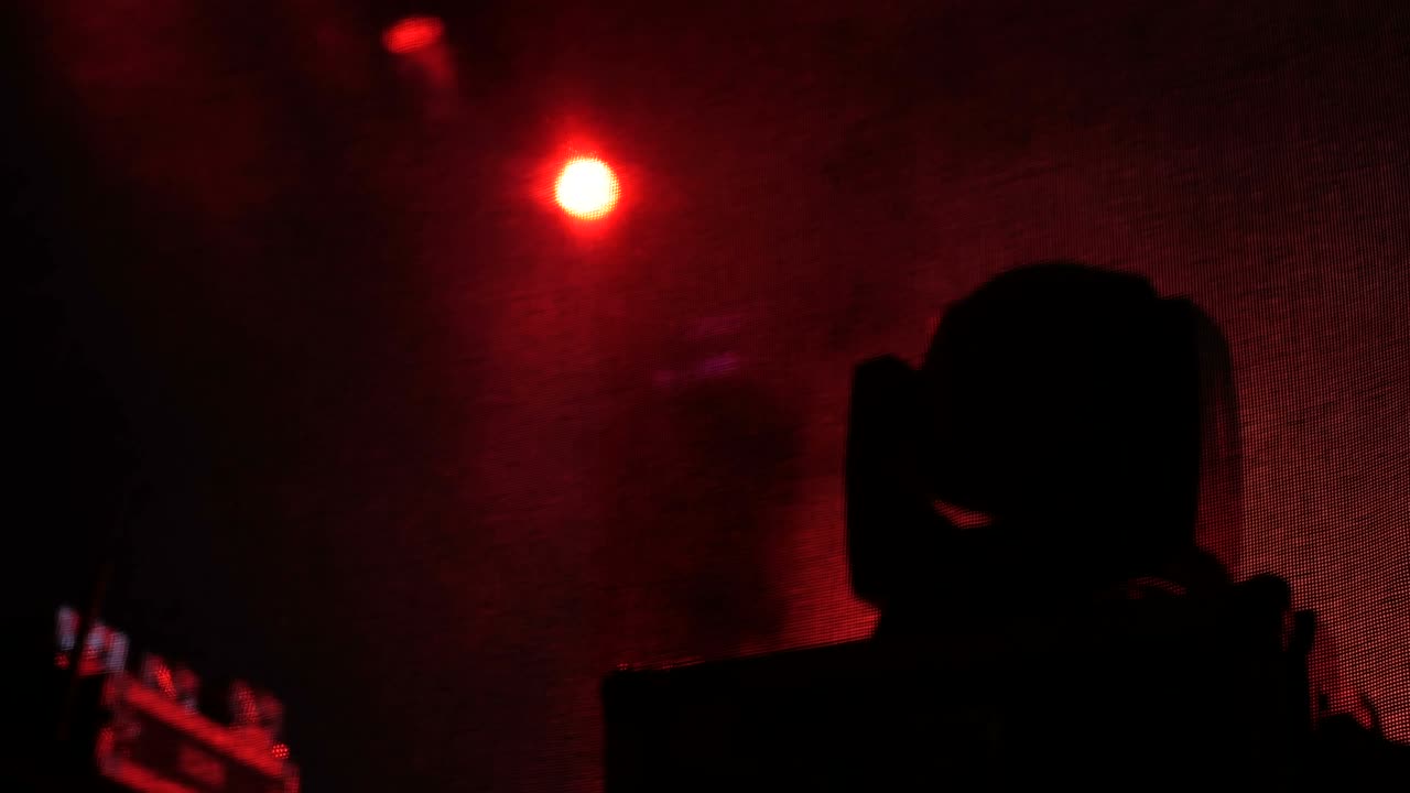 los dispositivos de iluminación estroboscópicos en el escenario de un concierto.