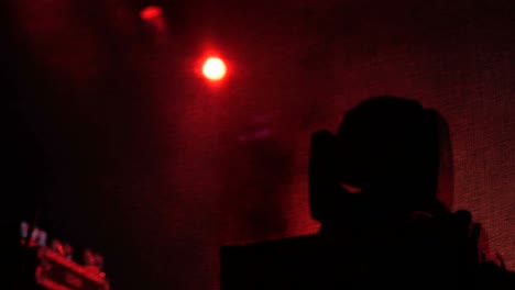 los dispositivos de iluminación estroboscópicos en el escenario de un concierto.