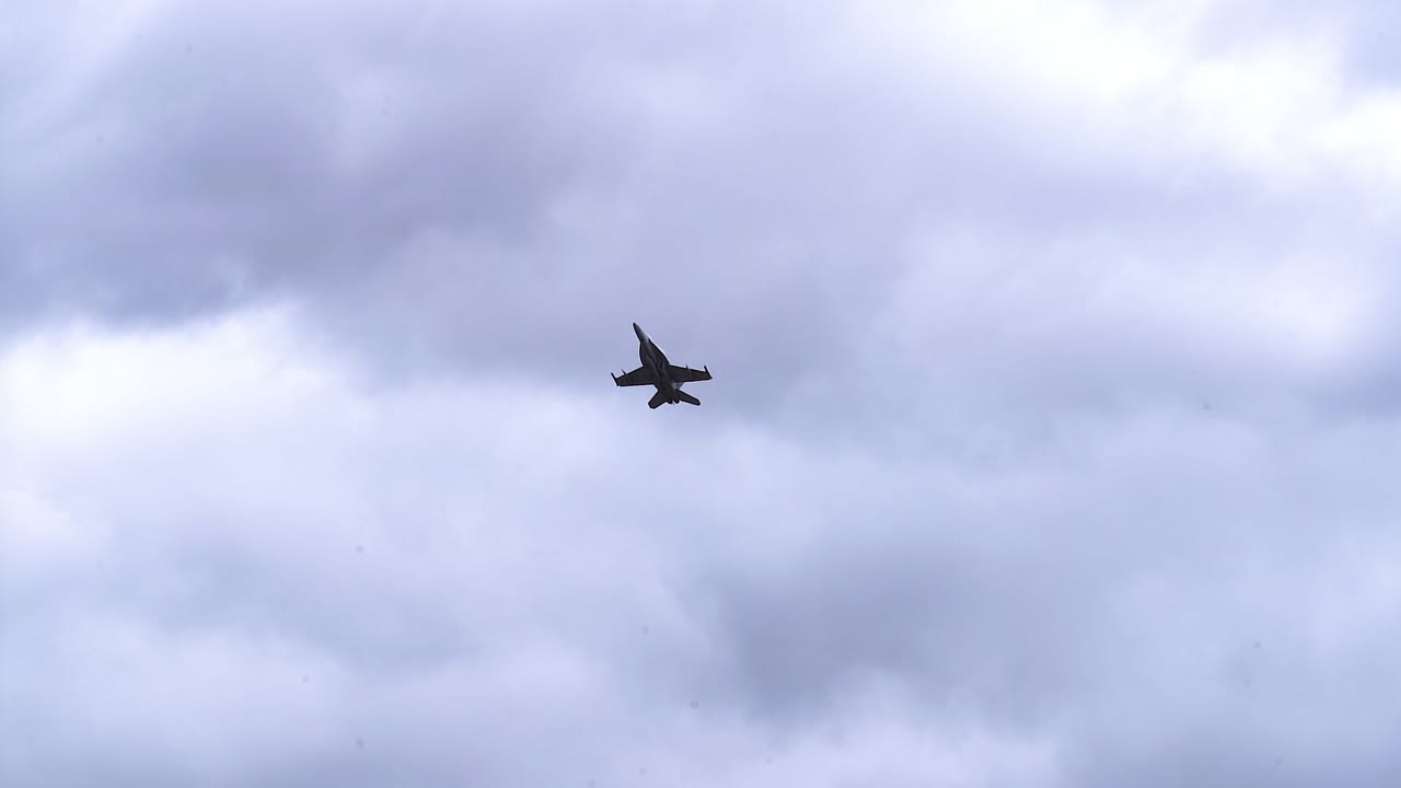 avión de combate f:a-18f super hornet volando en el cielo