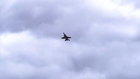 Avión-De-Combate-F:a-18f-Super-Hornet-Volando-En-El-Cielo