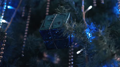 celebrando las fiestas con un árbol de navidad azul con decoraciones presentes en resolución 4k
