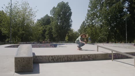 Niño-Caucásico-En-Skatepark.