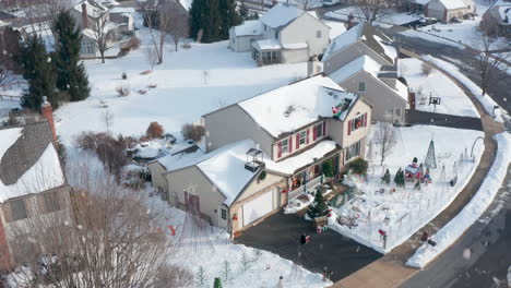 House-decorated-with-Christmas-lights-at-home-neighborhood