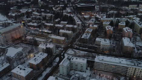 Schöne-Drohnenaufnahmen-Der-Finnischen-Stadtlandschaft-Im-Winter