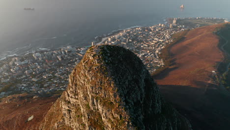 Schroffe-Klippe-Von-Lion&#39;s-Head-Und-Ein-Wanderweg-Zum-Signal-Hill-In-Kapstadt,-Südafrika