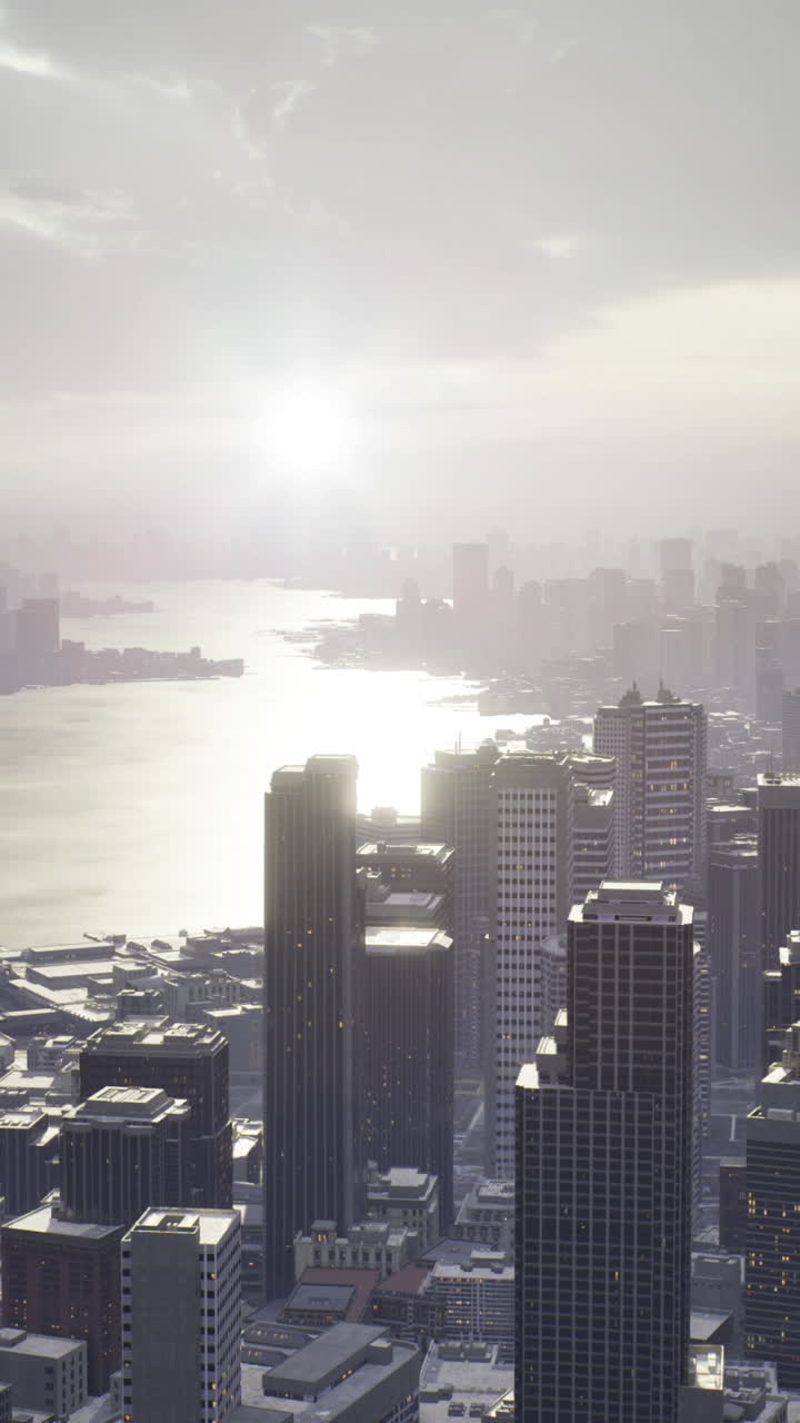 Horizonte urbano iluminado por um pôr do sol brilhante sobre uma vista tranquila da orla