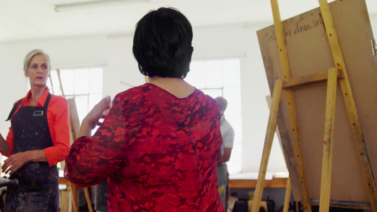 그림 선생님 이 예술가 들 과 상호 작용 하는 것 4k