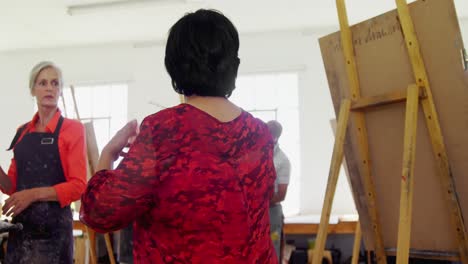 profesor de dibujo interactuando con artistas 4k