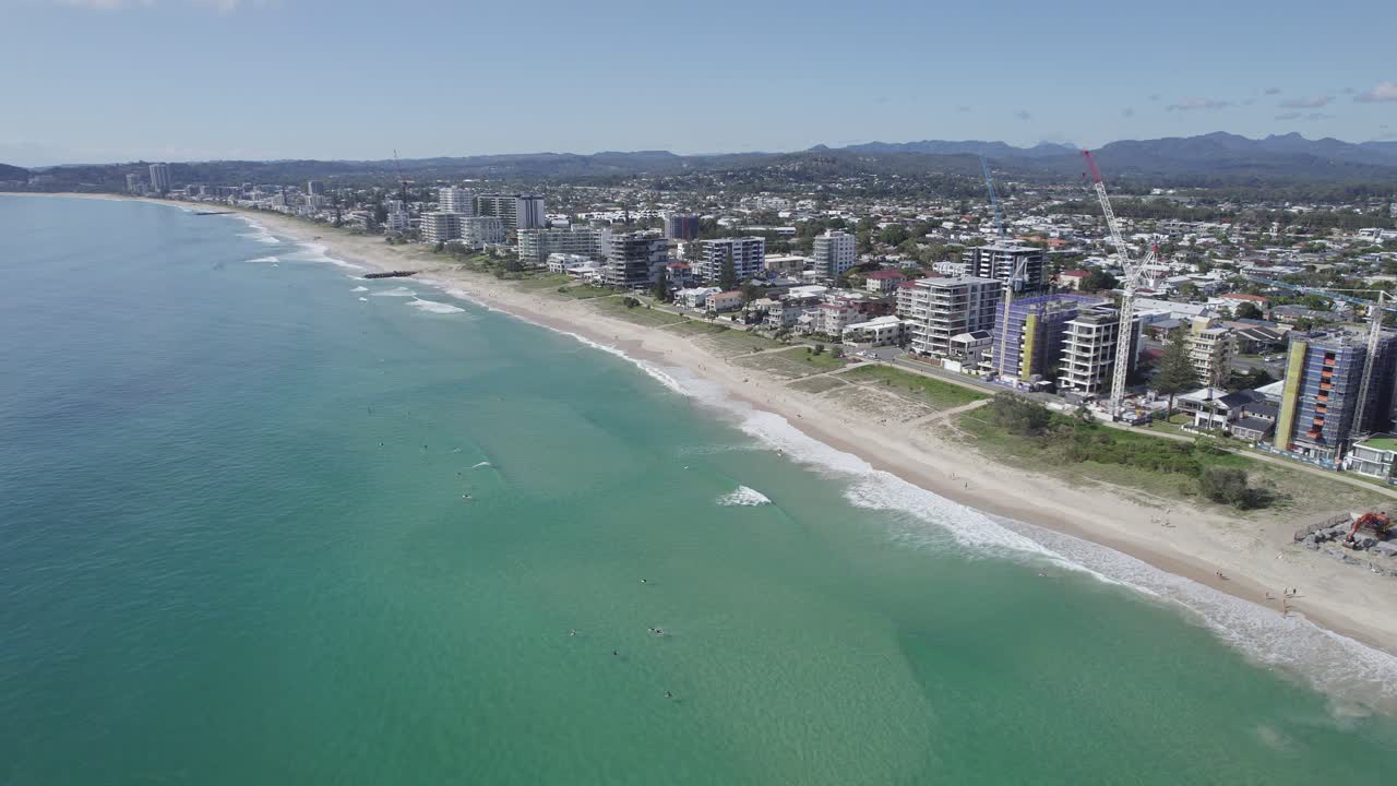 vista aérea de los suburbios costeros en palm beach en gold coast, queensland, australia - disparo de drones