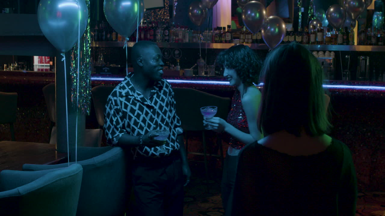 파티에서 다민족 친구