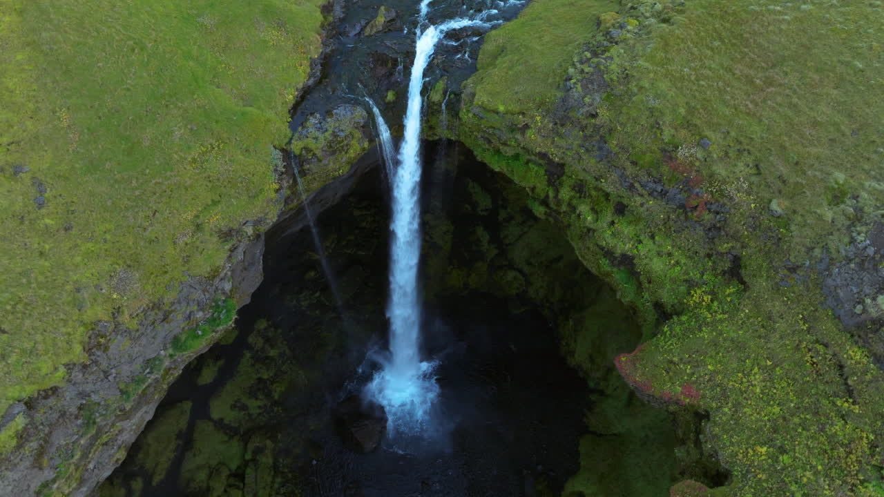 vista aérea de la cascada de kvernufoss en el sur de islandia, tomada por un avión no tripulado