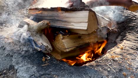 Nahaufnahme-Eines-Feuers,-Das-In-Zeitlupe-In-Einer-Betongrube-Brennt