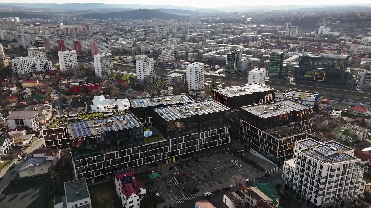 Záběry dronem kampusu Palas v Jasy s řekou Bahlui.