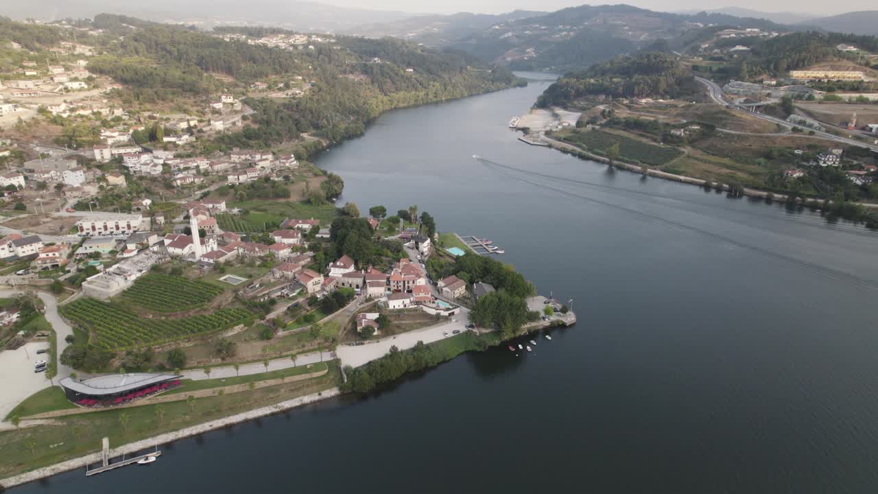 Vista panoramica aerea del paesaggio della confluenza dei fiumi Douro e Tâmega, Entre-os-rios