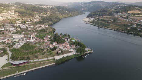 vista panorámica aérea del río douro y el paisaje de la intersección del tâmega, entre-os-rios