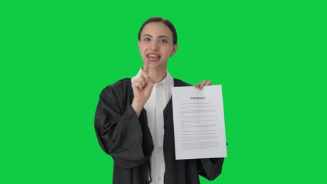 feliz abogada india explicando el documento pantalla verde