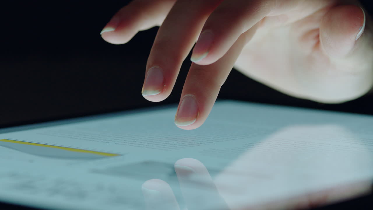 mujer de negocios de mano cercana usando una tableta digital navegando por un documento de proyecto de investigación de marketing corporativo en la pantalla de un dispositivo táctil móvil