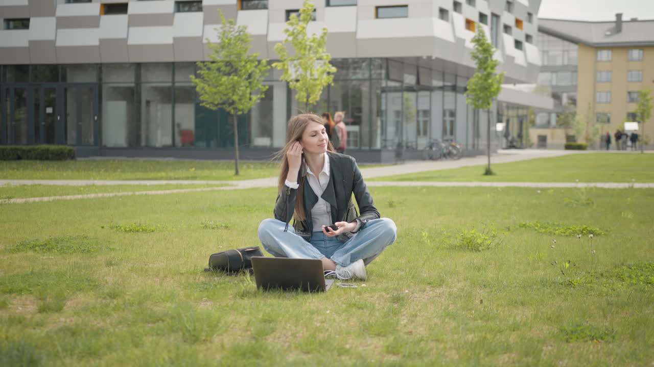 mujer adolescente escuchando música en auriculares usando teléfono inteligente en la ciudad caminando al atardecer mira a tu alrededor sonriendo