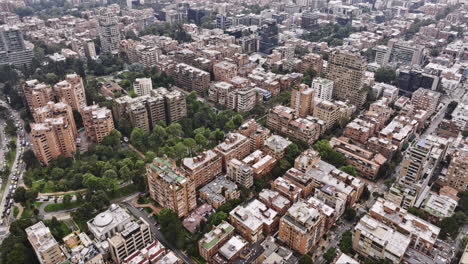 Bogotá-Colombia-Antena-V6-Vista-Aérea-Drone-Sobrevuelo-Sobre-Los-Barrios-De-La-Gran-Vía-Y-El-Chicó-En-Chapinero-Capturando-Una-Mezcla-De-Edificios-Residenciales-Y-De-Oficinas---Filmado-Con-Mavic-3-Cine---Noviembre-De-2022