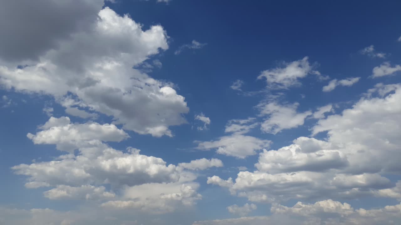 libre de artefactos visuales como pájaros e insectos, solo un lapso de tiempo de cielo azul grande y limpio de hermosas nubes blancas gruesas