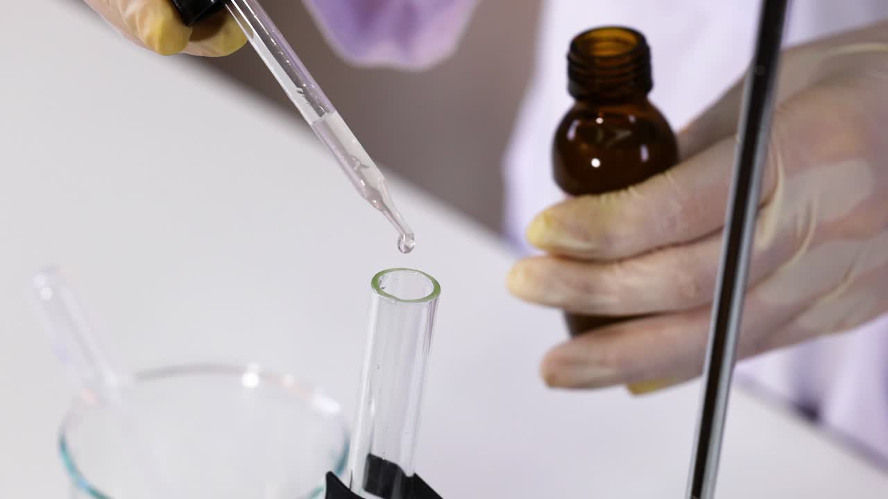 mezcla de productos químicos en un entorno de laboratorio