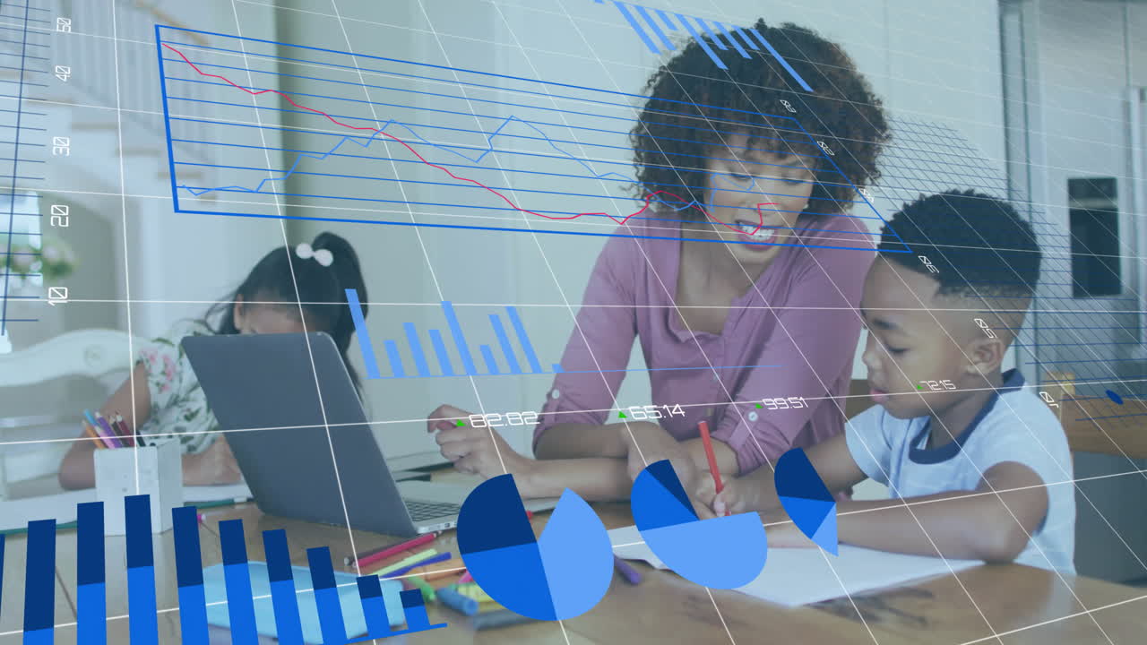 animación de procesamiento de datos financieros sobre una mujer y un hijo diversos usando una computadora portátil para la tarea
