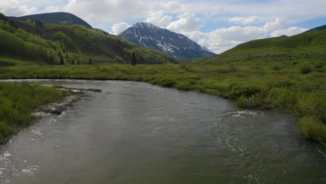 Agua-Que-Fluye-Colorado-Río-Este-Y-Montaña-Gótica