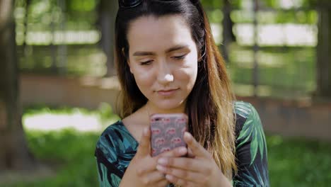 mujer joven seria leyendo un sms en un móvil