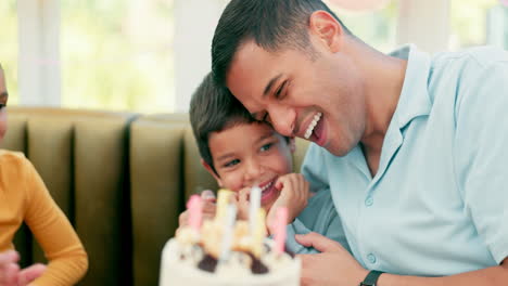 abrazo, feliz niño y soplo velas de pastel de cumpleaños