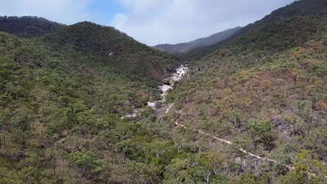 Luftaufnahme-über-Trockenen-Hartlaubwäldern-In-Der-Nähe-Von-Emerald-Falls-Creek