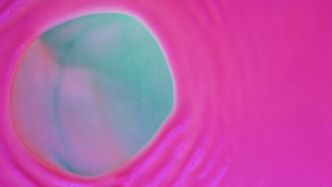 el viento mueve el círculo de pintura fluorescente rosa horizontalmente.