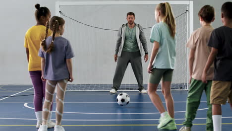 niños pateando una pelota de fútbol