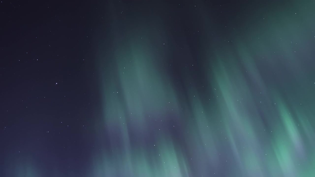 Aurora boreale che copre il cielo