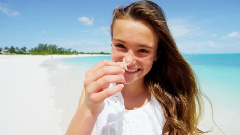 retrato de una adolescente caucásica en una playa de la isla