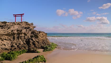 hermoso paisaje japonés en la playa con puerta tradicional en la parte superior de la roca