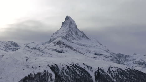 Das-Matterhorn-Vergrößerte-Die-Filmische-Luftdrohne.-Atemberaubende-Winterliche-Eröffnungsszene.-Zermatt,-Schweiz,-Schweizer-Alpen,-Berühmtester-Berggipfel.-Anfang-Oktober.-Starker-Neuschnee.-Kreis-Links